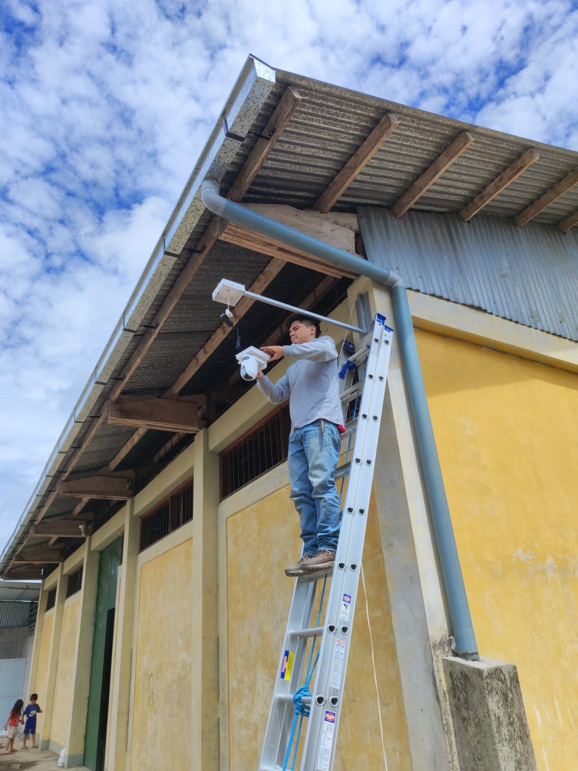 Instalación del soporte de la cámara de seguridad.